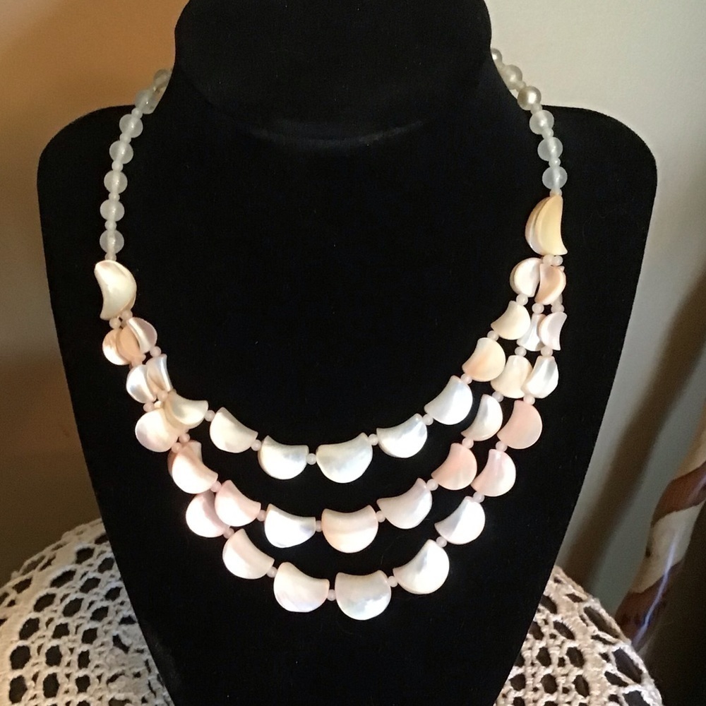 GORGEOUS Vintage Shell Necklace